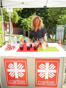 Mit nichtalkoholischen Cocktails gegen die Sucht: Bettina Zurek am Infostand am Parsberger Bauernmarkt. Mit nichtalkoholischen Cocktails gegen die Sucht: Bettina Zurek am Infostand am Parsberger Bauernmarkt.
