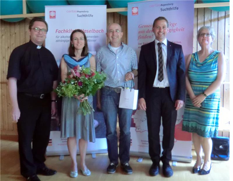 Zur Verabschiedung gab es Blumen und feine Schokolade: Caritasdirektor Dr. Roland Batz, Dr. Sabine Leitner, Dr. Stefan Herpich, Caritas-Abteilungsleiter Stefan Schmidberger und Klinikleiterin Ingeborg Hebborn (v.l.n.r.).