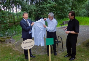 Caritas-Abteilungsleiter Stefan Schmidberger (links) und Caritasdirektor Dr. Roland Batz (rechts) übergeben symbolisch einen Arztkittel an Dr. Reinhard Legner (Bildmitte). Von Ruhestand möchte der 65-jährige Arzt nichts wissen. Caritas-Abteilungsleiter Stefan Schmidberger (links) und Caritasdirektor Dr. Roland Batz (rechts) übergeben symbolisch einen Arztkittel an Dr. Reinhard Legner (Bildmitte). Von Ruhestand möchte der 65-jährige Arzt nichts wissen.