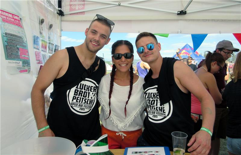 Feiern ja, aber ohne Drogen! Celine Schulz-Fähnrich (Mitte) findet den Draht zu den Partybesuchern. 