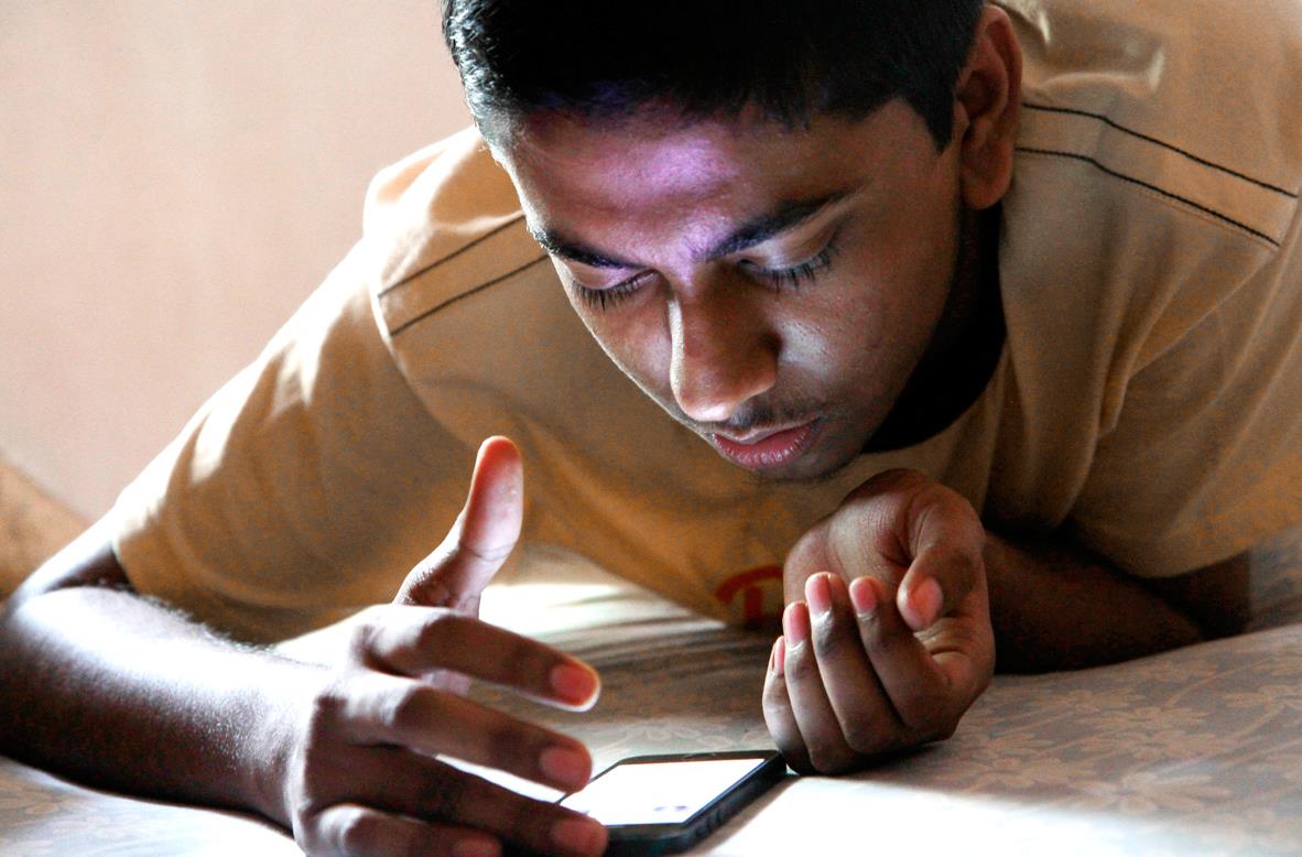 Junge mit Smartphone